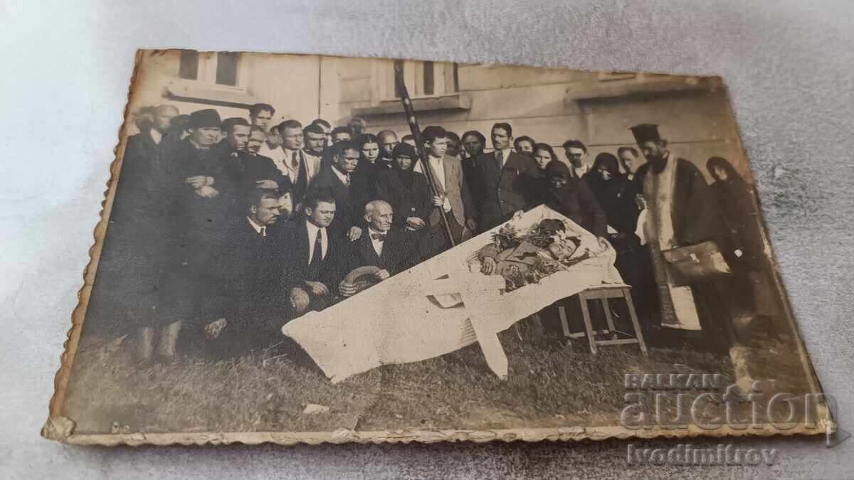 Снимка Погребална церемония с духовно лице 1944