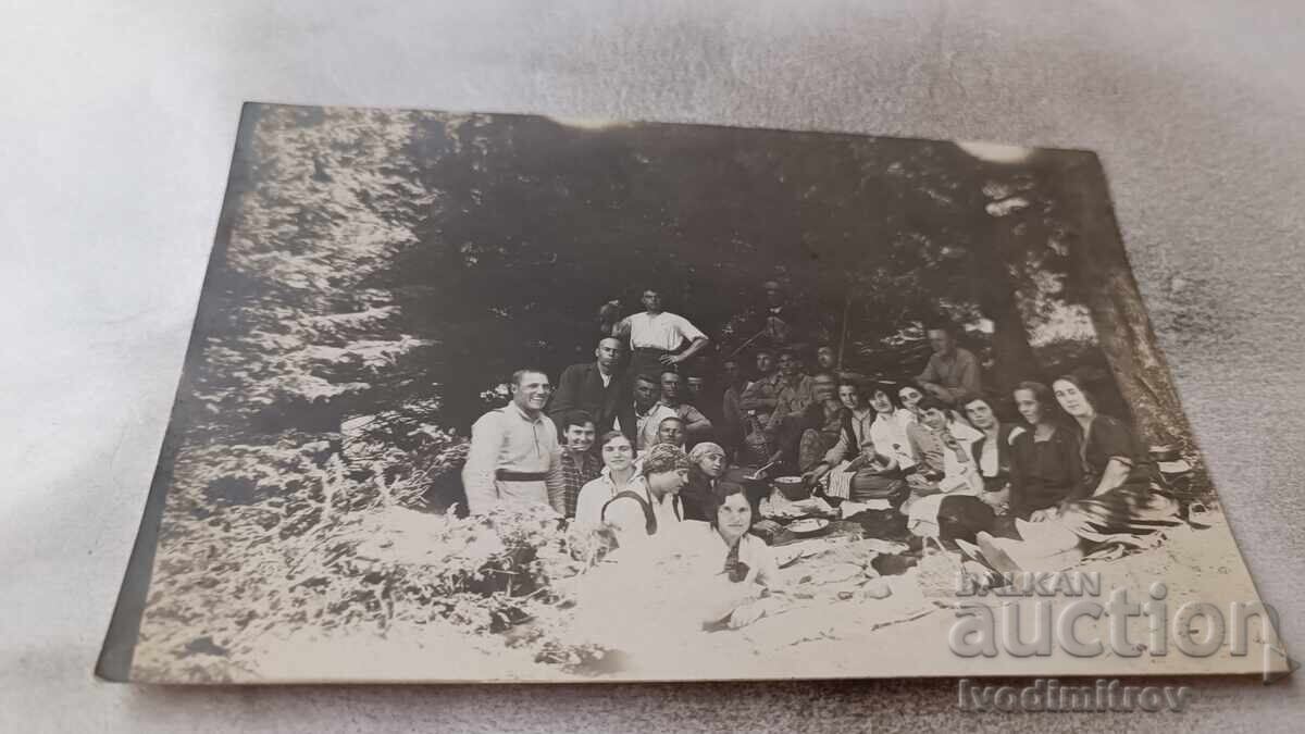 Φωτογραφία Δουπνίτσα Νέοι και κορίτσια σε εκδρομή Φωτογραφία Δουπνίτσα Νέοι και κορίτσια σε εκδρομή