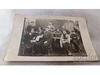 Foto Tinere bărbați și femei