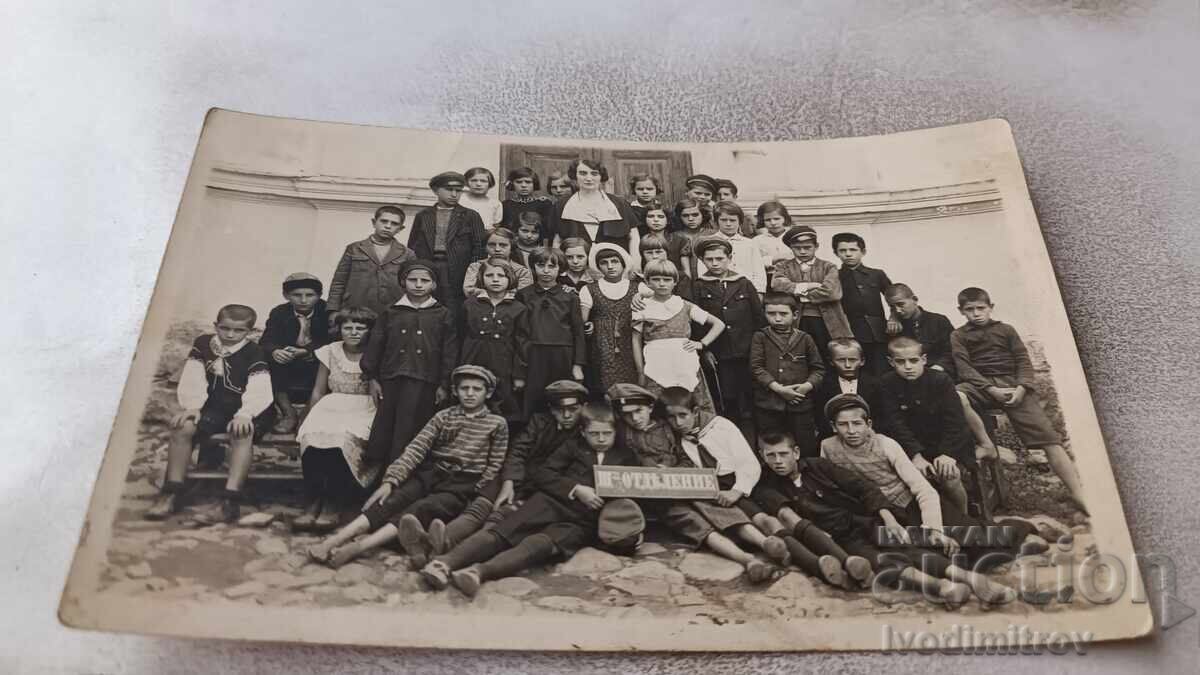 Fotografie Elevi de clasa a III-a cu învățătoarea lor