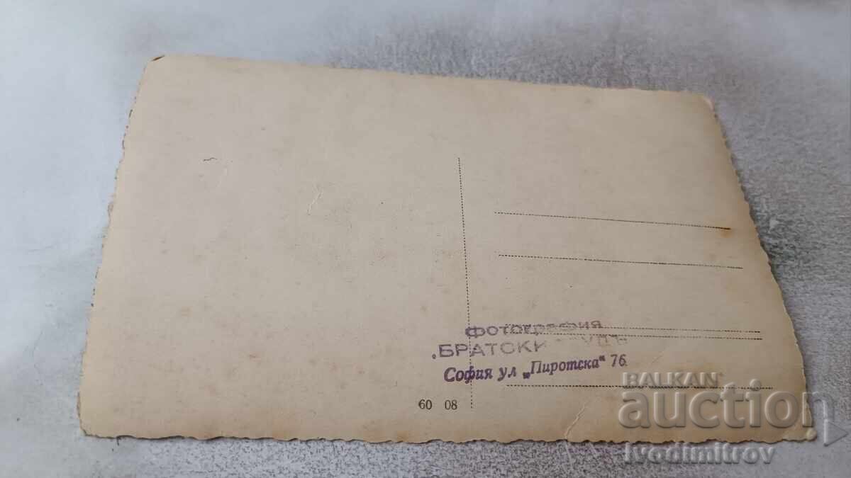 Снимка София Младежи и девойки със своя учител в парка с цена 2.35 лв. | € 1.20