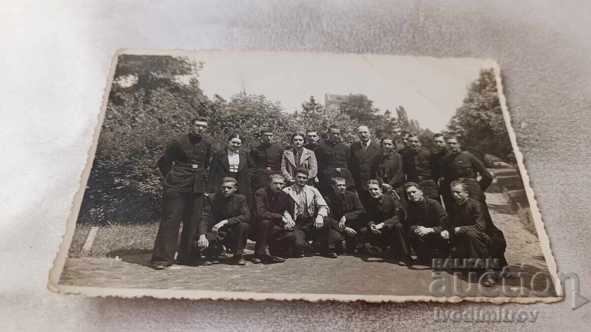 Снимка София Младежи и девойки със своя учител в парка