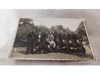 Снимка София Младежи и девойки със своя учител в парка