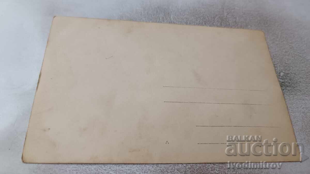 Φωτογραφία Άνδρες γυναίκες και παιδιά μπροστά σε μνημείο με τιμή 1.85 BGN | € 0.95