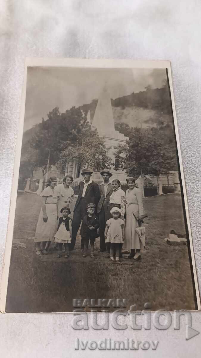 Φωτογραφία Άνδρες γυναίκες και παιδιά μπροστά σε μνημείο