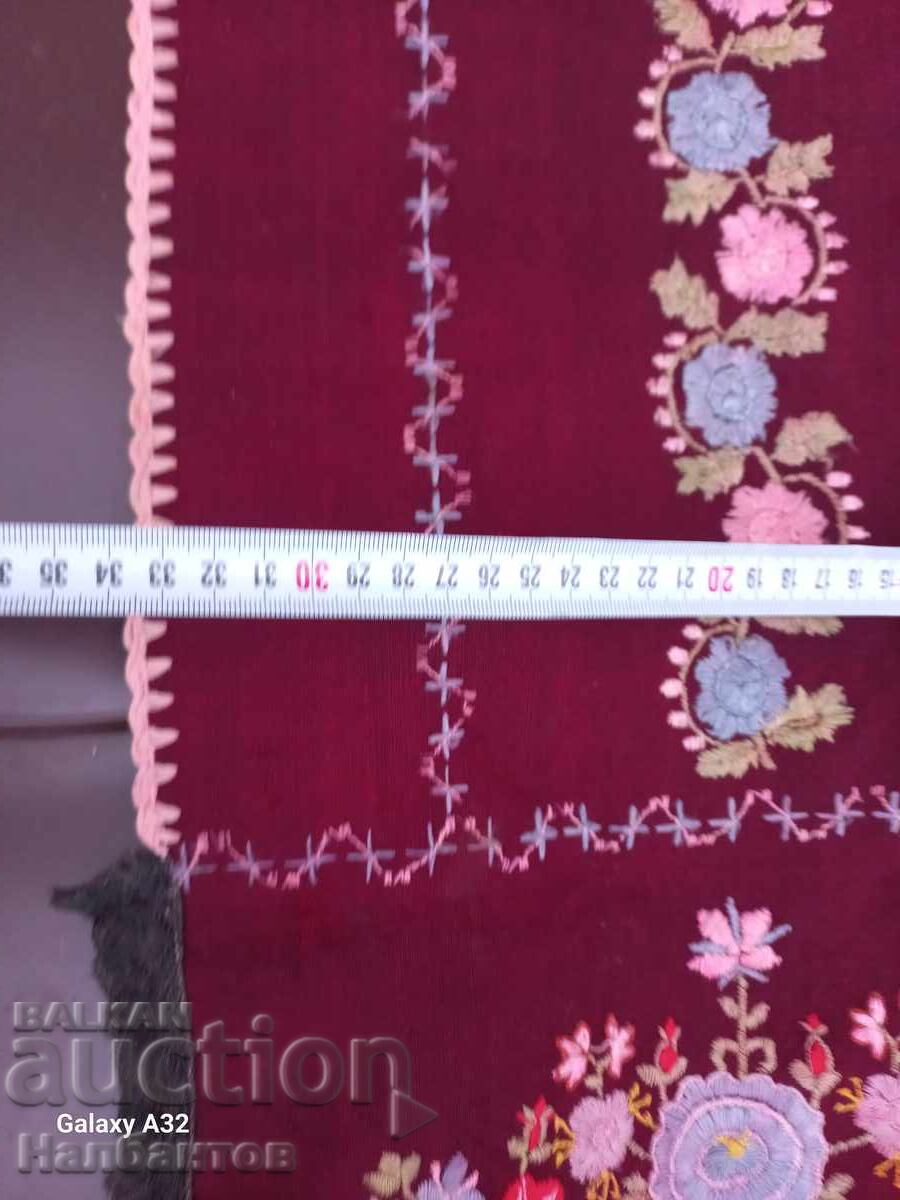 Licitație purtați un șorț vechi Licitație purtați un șorț vechi