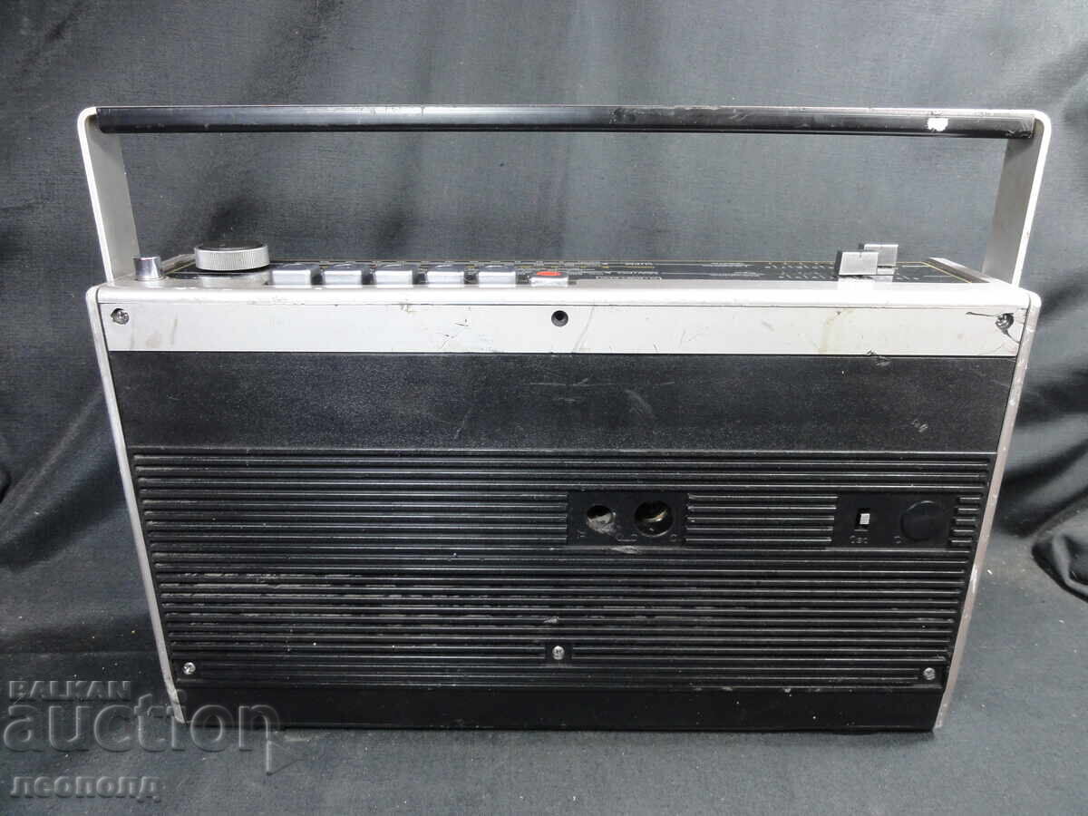 Delivery of BZC OLD RETRO TRANSISTOR RADIO CASSETTE TELEFUNKEN BAJAZZO Delivery of BZC OLD RETRO TRANSISTOR RADIO CASSETTE TELEFUNKEN BAJAZZO