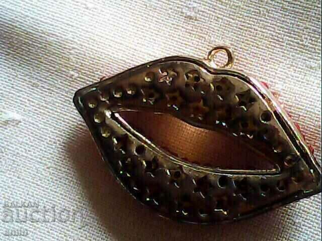 красива позлатана брошка за колие е кристали с цена 40.00 лв. | € 20.45