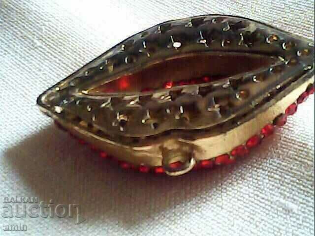 Аукцион красива позлатана брошка за колие е кристали