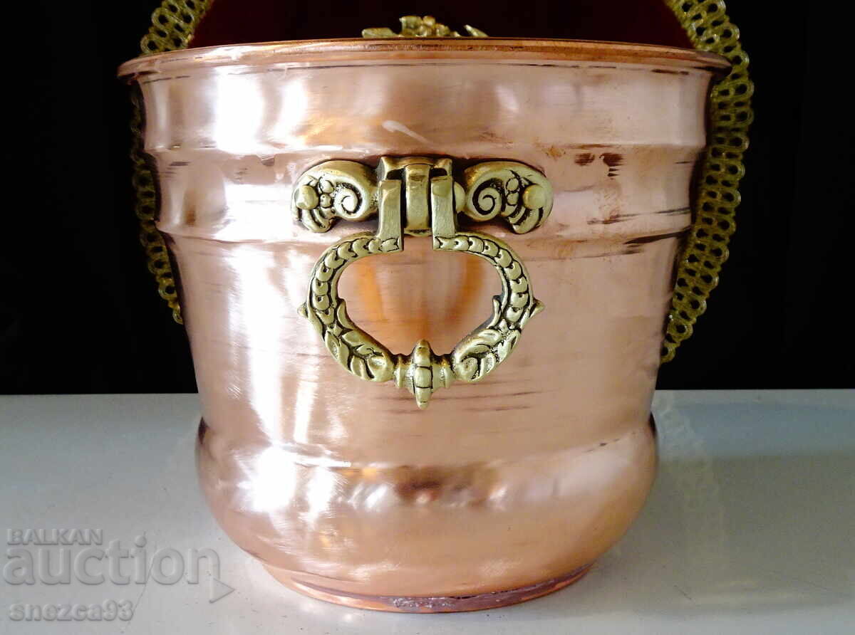 Μεγάλη γλάστρα από μέταλλο, κασπώ με χάλκινες λαβές, μπαρόκ με τιμή 39.00 BGN | € 19.94 Μεγάλη γλάστρα από μέταλλο, κασπώ με χάλκινες λαβές, μπαρόκ με τιμή 39.00 BGN | € 19.94