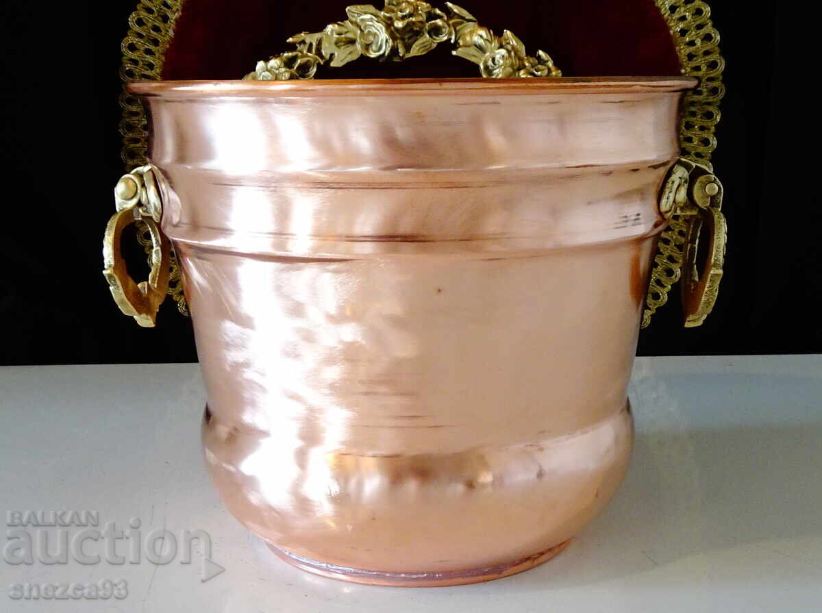 Παράδοση Μεγάλη γλάστρα από μέταλλο, κασπώ με χάλκινες λαβές, μπαρόκ Παράδοση Μεγάλη γλάστρα από μέταλλο, κασπώ με χάλκινες λαβές, μπαρόκ