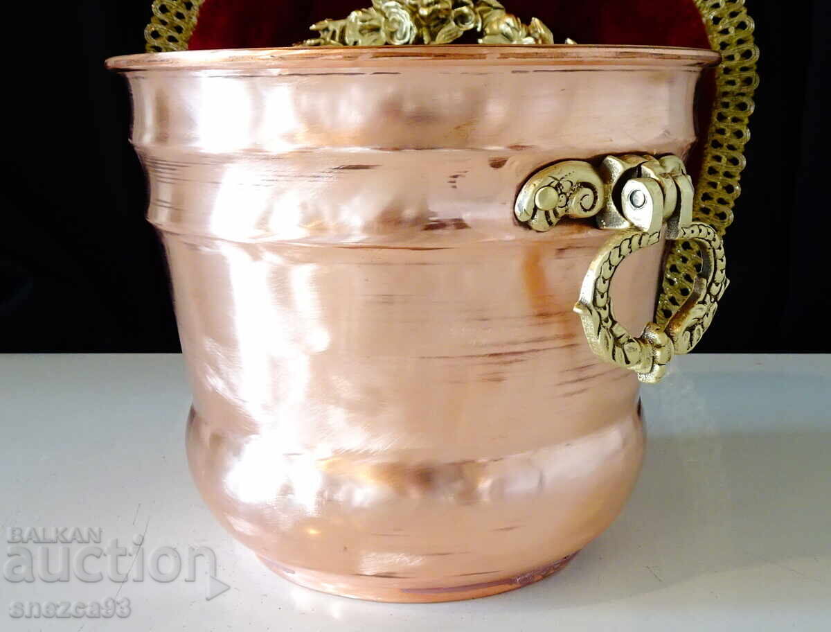 Μεγάλη γλάστρα από μέταλλο, κασπώ με χάλκινες λαβές, μπαρόκ Μεγάλη γλάστρα από μέταλλο, κασπώ με χάλκινες λαβές, μπαρόκ