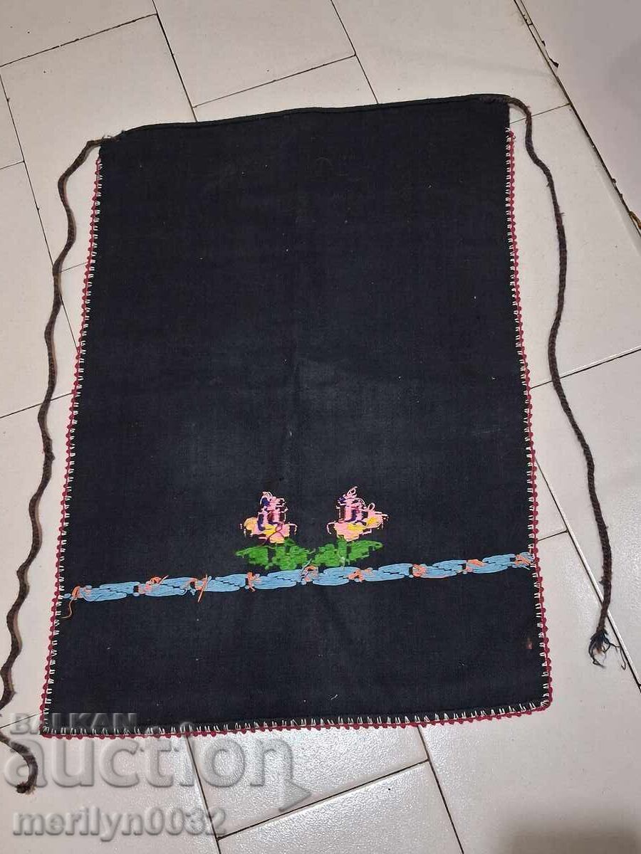 Δημοπρασία Παλιά ποδιά, κέντημα, φορεσιά, ύφασμα