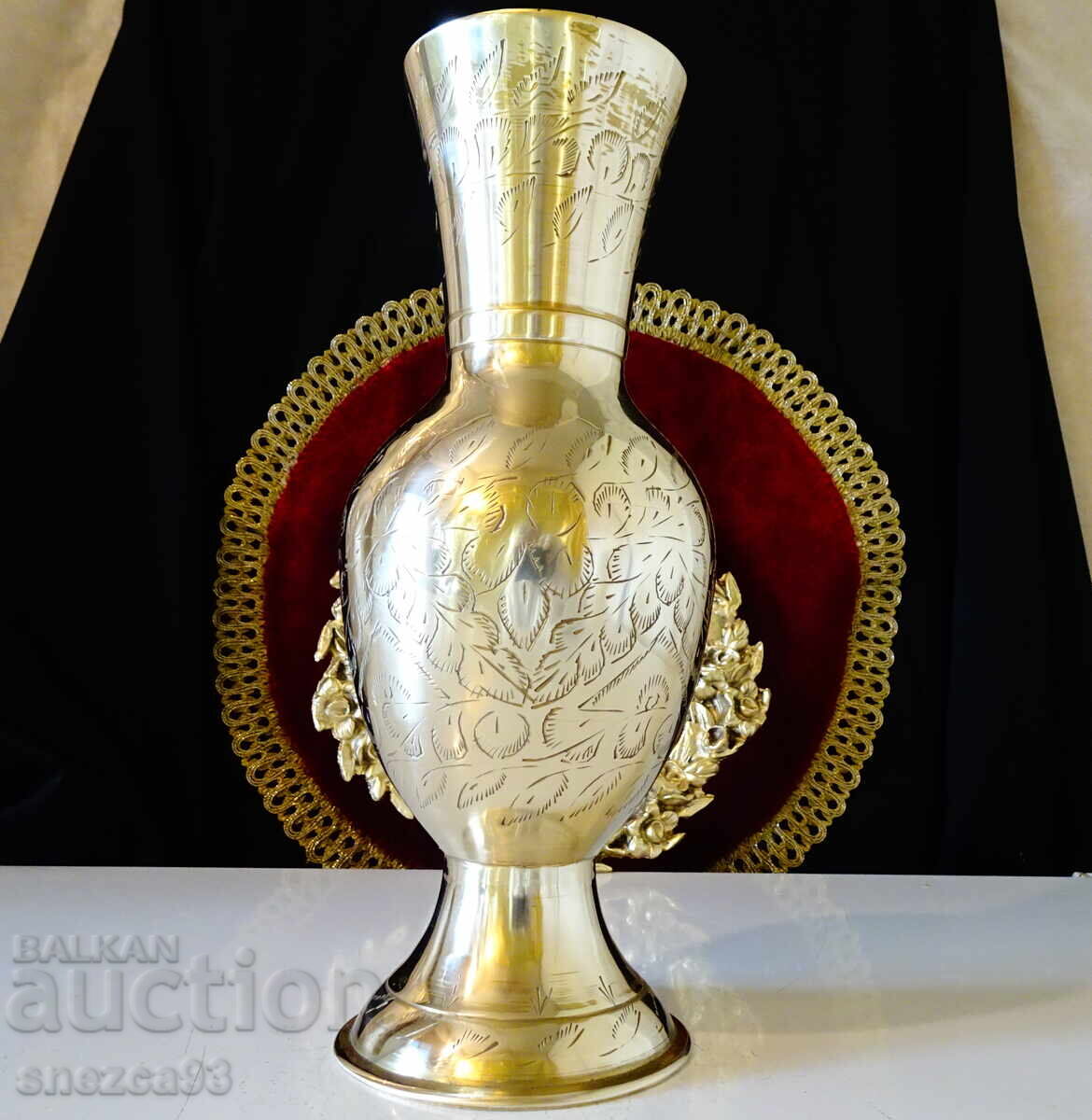 Χάλκινη βάζα με υπέροχα χαραγμένα διακοσμητικά, σήμανση με τιμή 68.00 BGN | € 34.77 Χάλκινη βάζα με υπέροχα χαραγμένα διακοσμητικά, σήμανση με τιμή 68.00 BGN | € 34.77