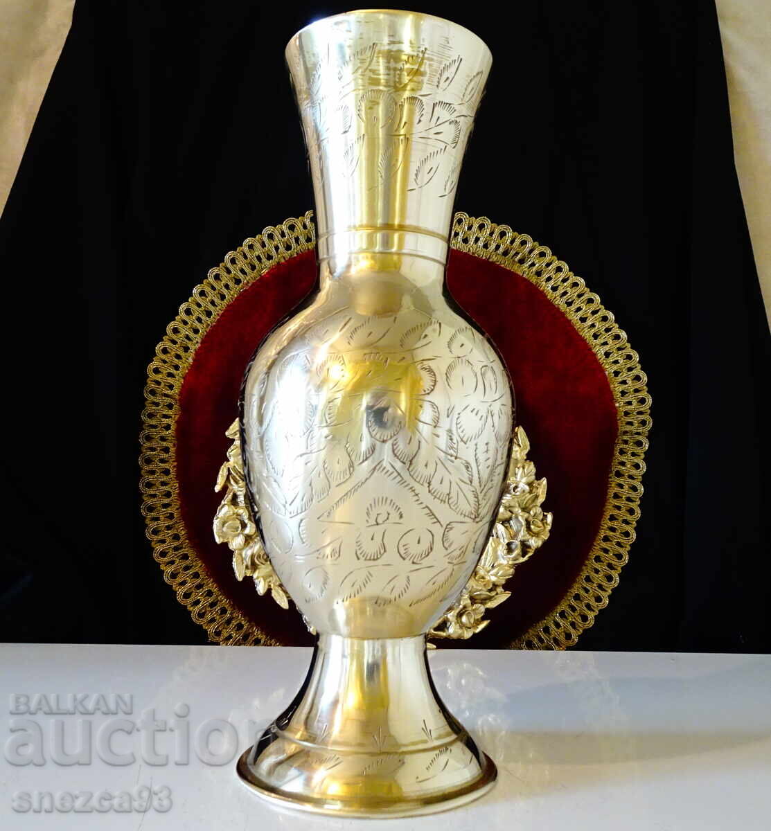 Χάλκινη βάζα με υπέροχα χαραγμένα διακοσμητικά, σήμανση Χάλκινη βάζα με υπέροχα χαραγμένα διακοσμητικά, σήμανση