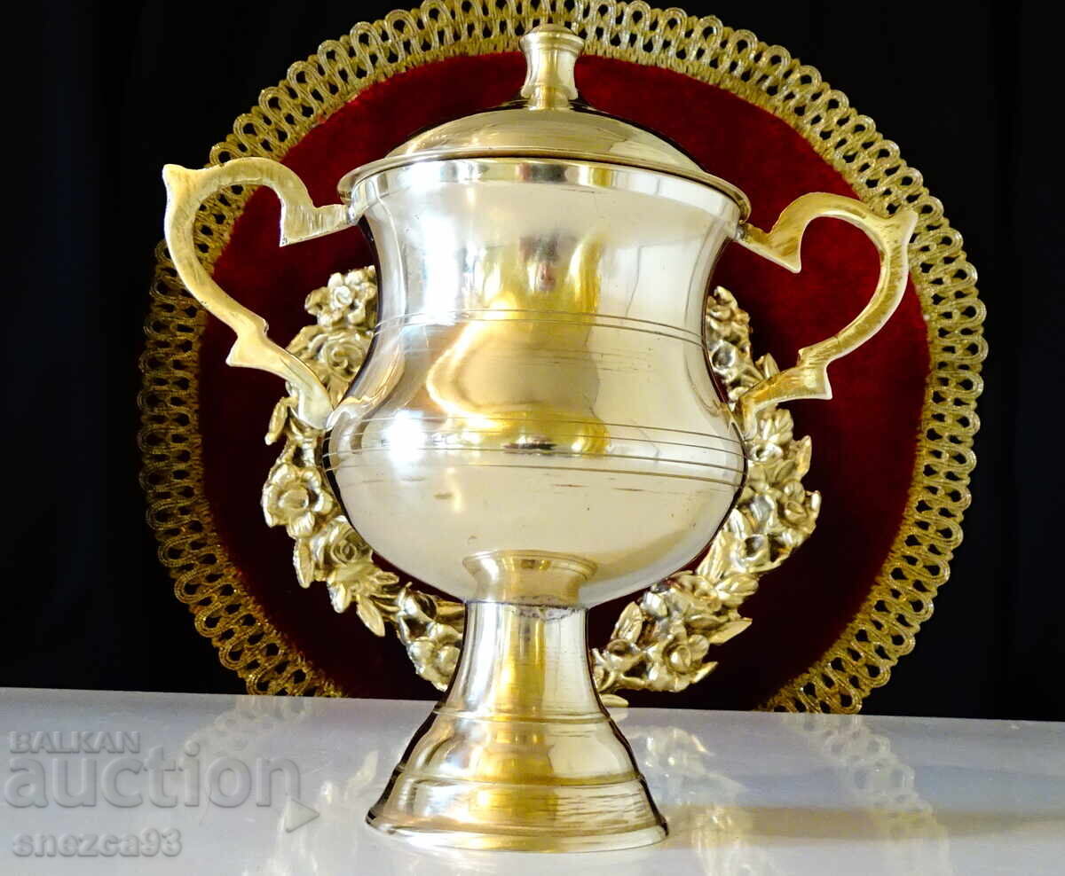 Повдигната бронзова захарница,викториански разкош.