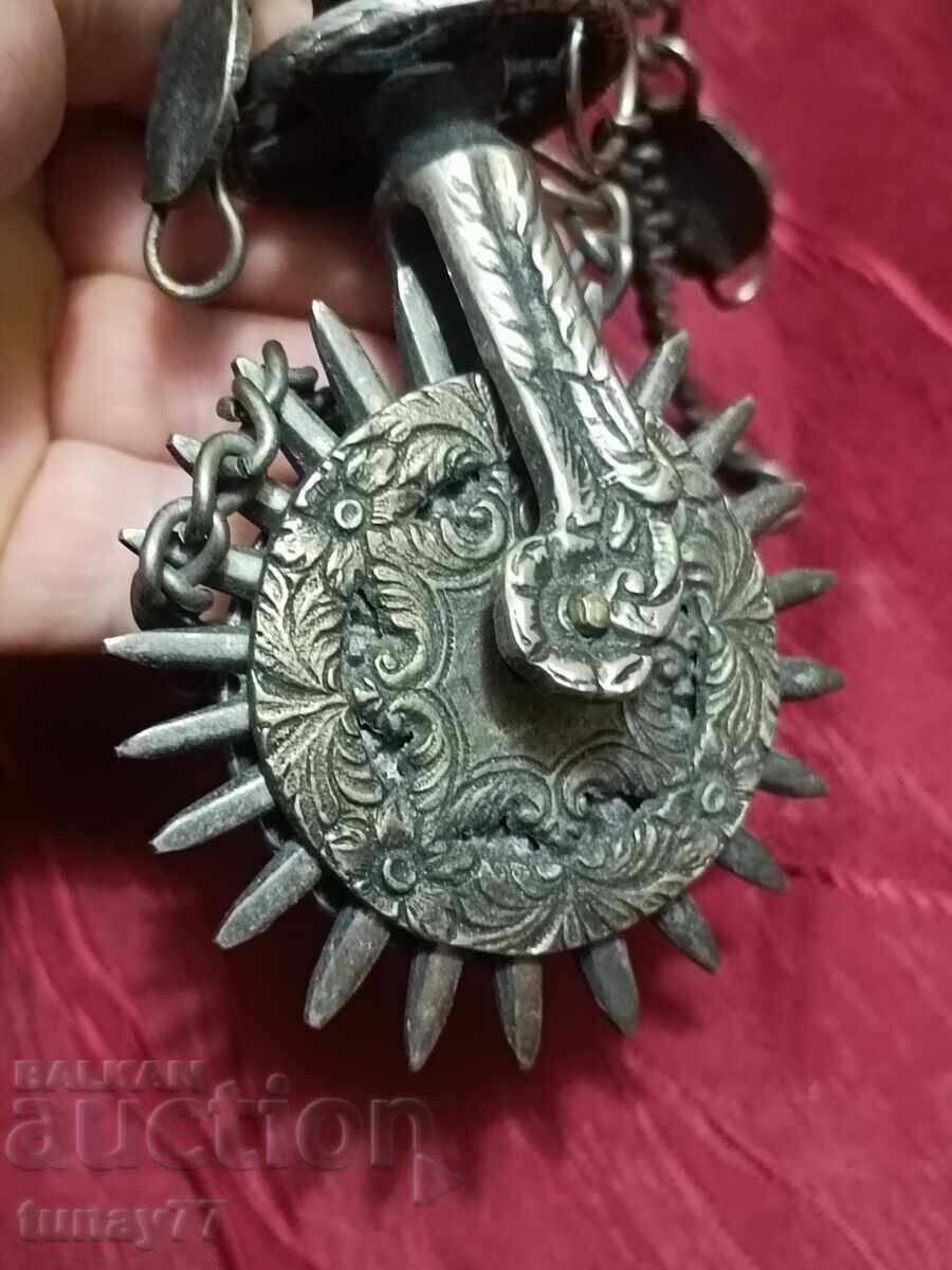 Αντίκες λεπτά μεταλλικά αντικείμενα βίντατζ από το 1800 με κεφαλή με τιμή 1500.00 BGN | € 766.94