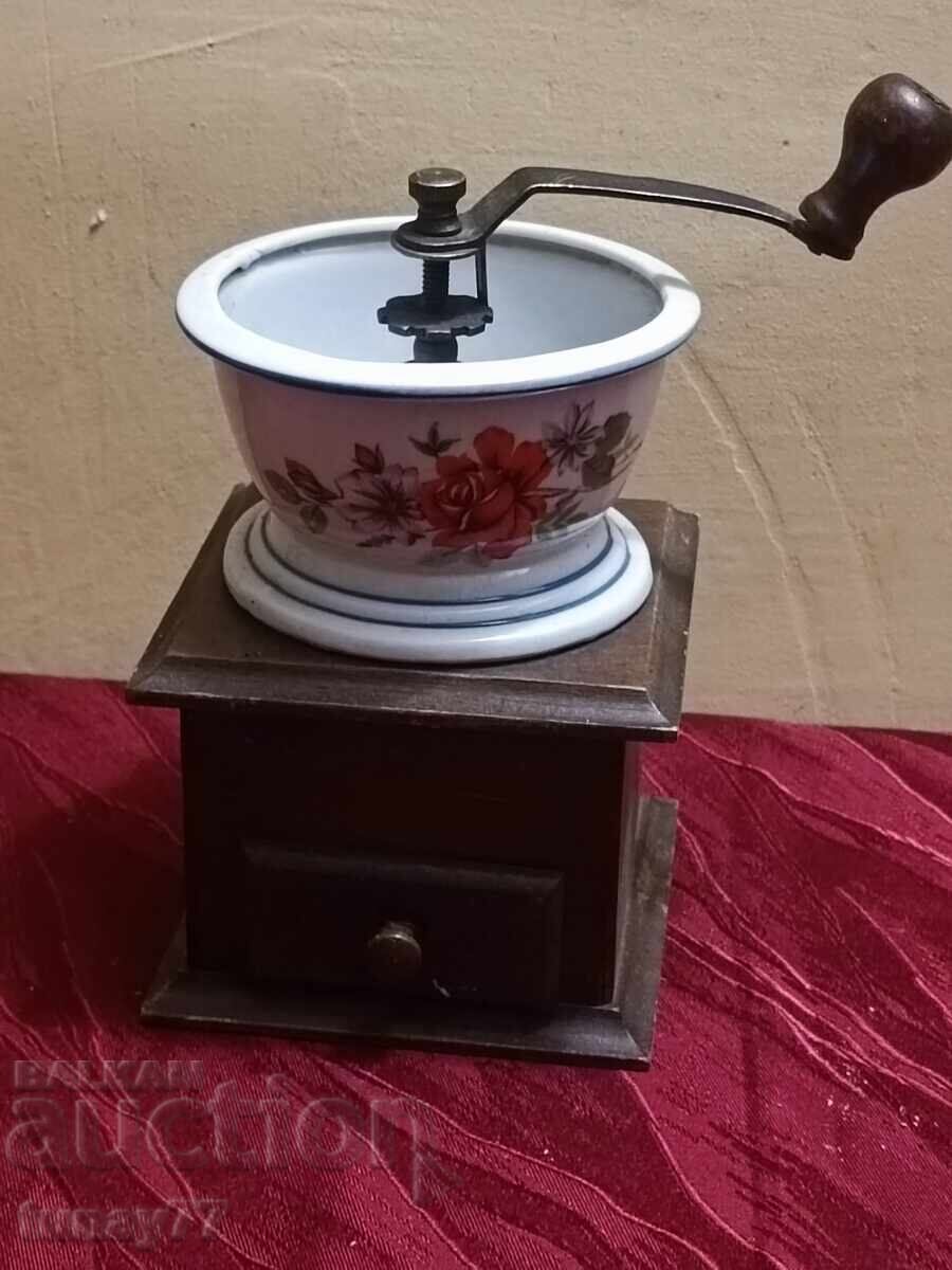 Стара мелничка 3 Порцелан с цена 35.00 лв. | € 17.90 Стара мелничка 3 Порцелан с цена 35.00 лв. | € 17.90