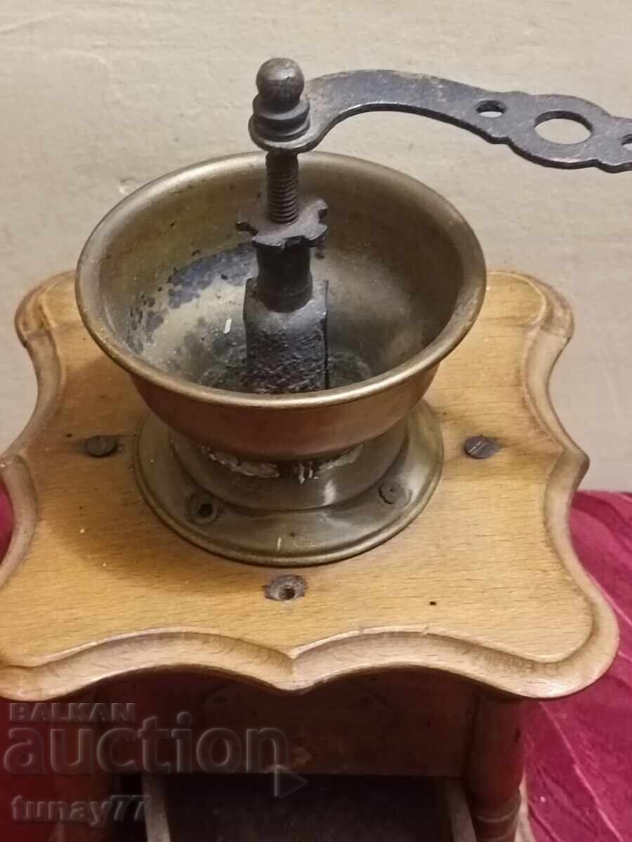 Moară veche 4 S cu marcaj cu preț € 8.18 | 16.00 BGN