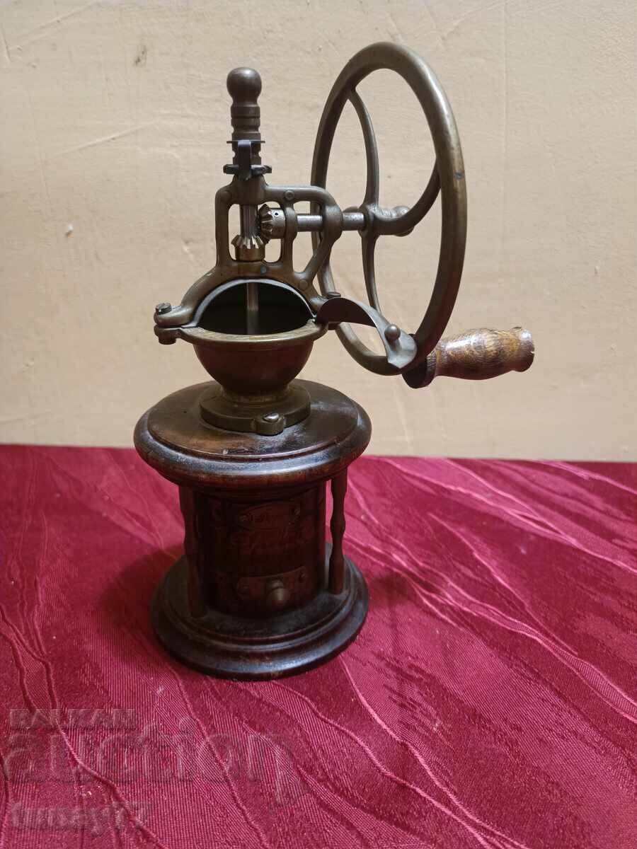 Moară vintage cu marcaje, obiect de colecție rar cu preț € 1.50 | 2.93 BGN