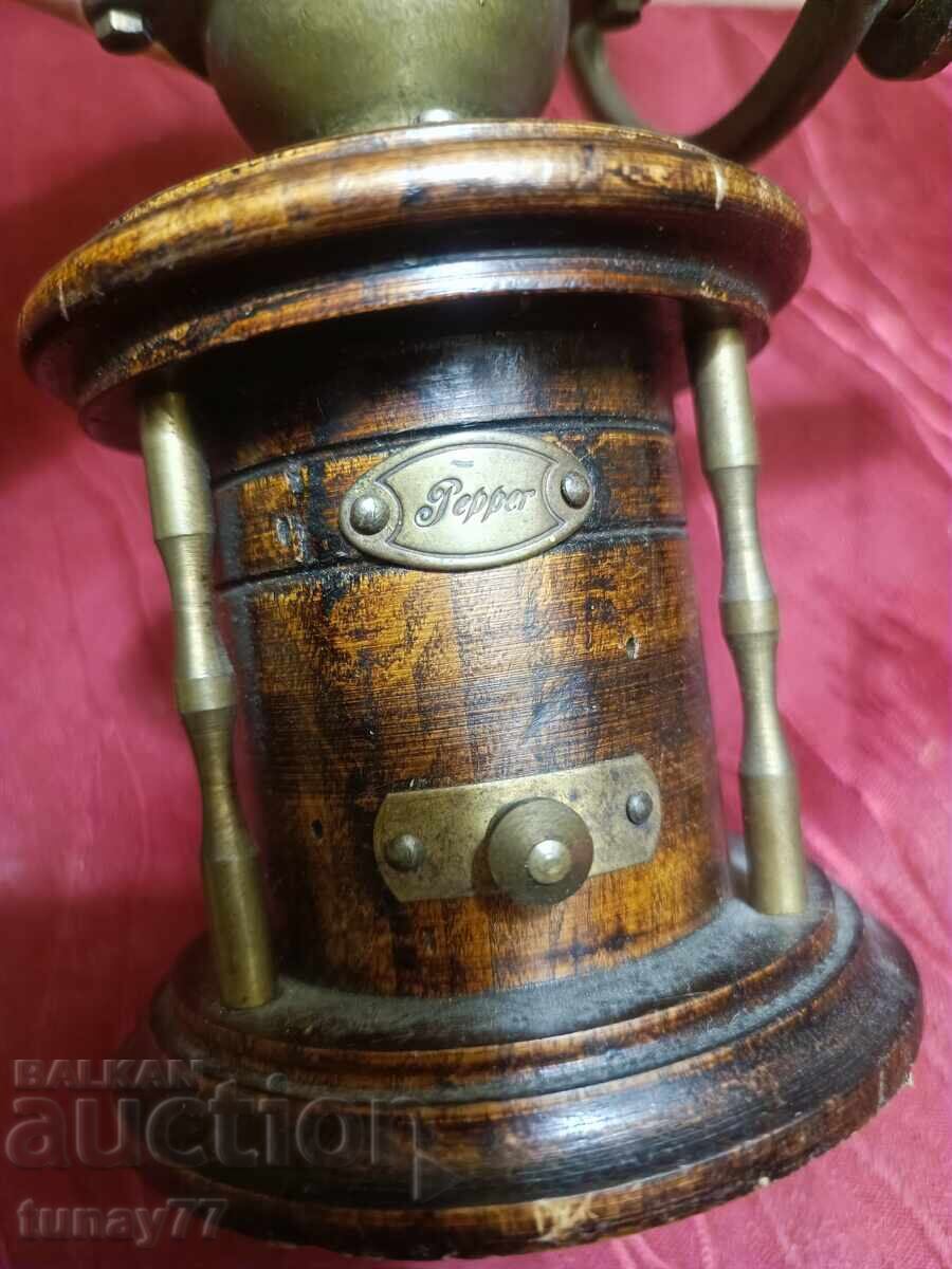 Licitație Moară vintage cu marcaje, obiect de colecție rar