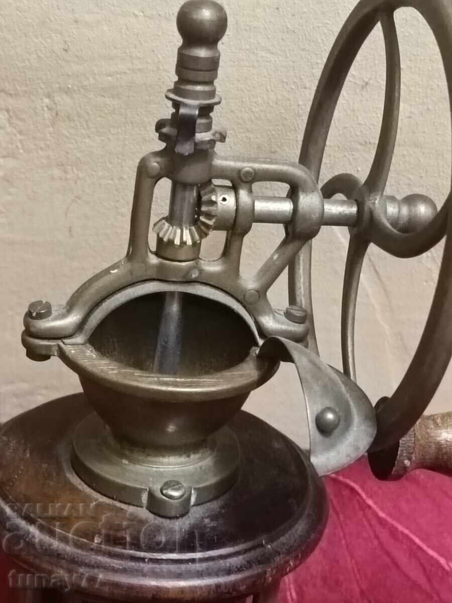 Moară vintage cu marcaje, obiect de colecție rar - 6