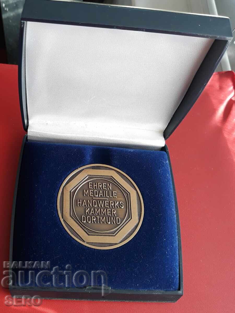 Medalie-Germania-cutie cu medalie Dortmund cu preț 3.01 BGN | € 1.54