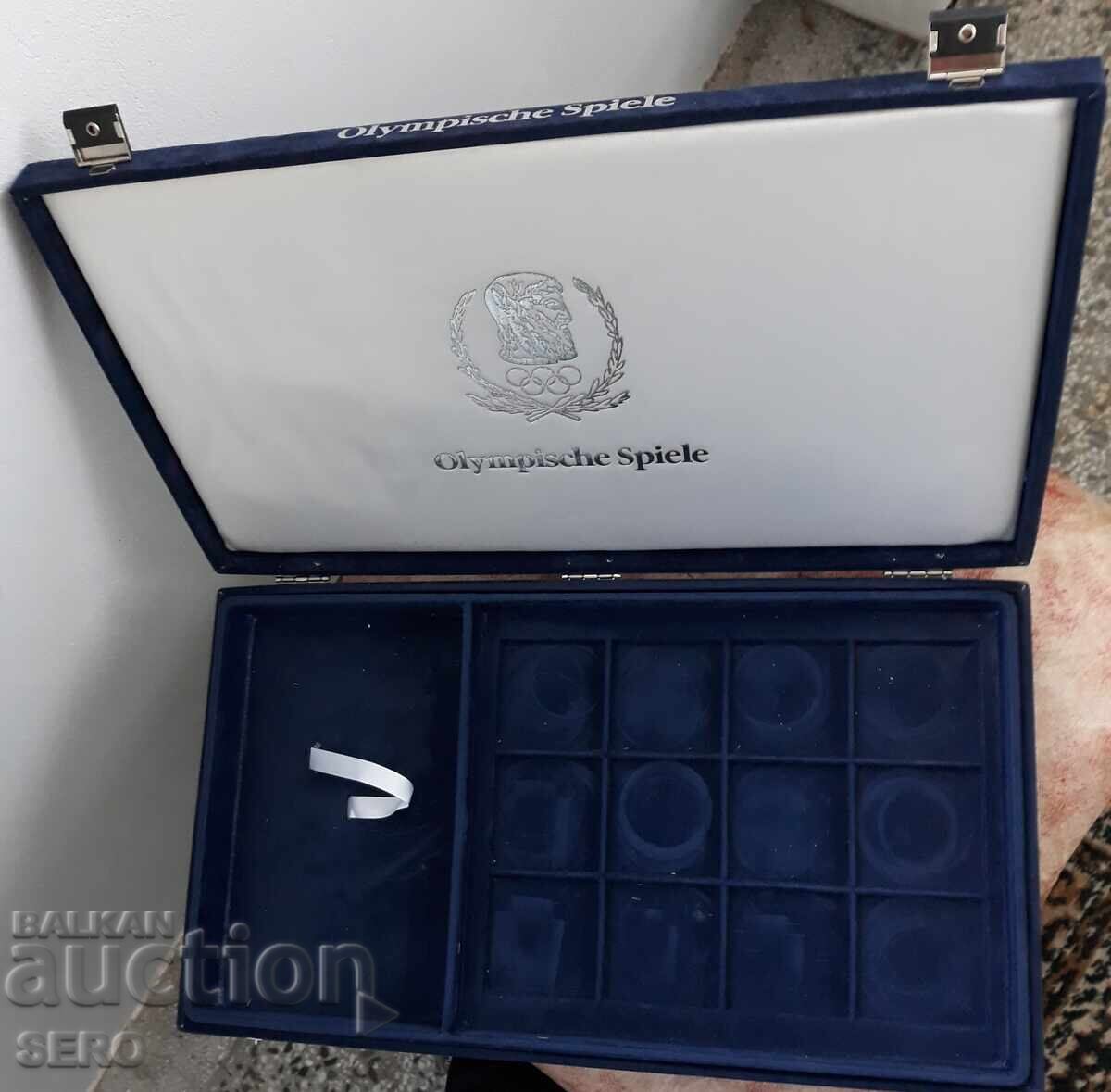 Cutie pentru 12 monede, dimensiune 54-55 mm cu preț 10.01 BGN | € 5.12