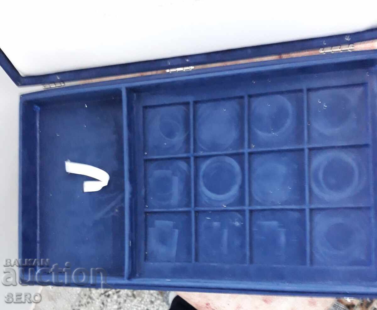 Licitație Cutie pentru 12 monede, dimensiune 54-55 mm