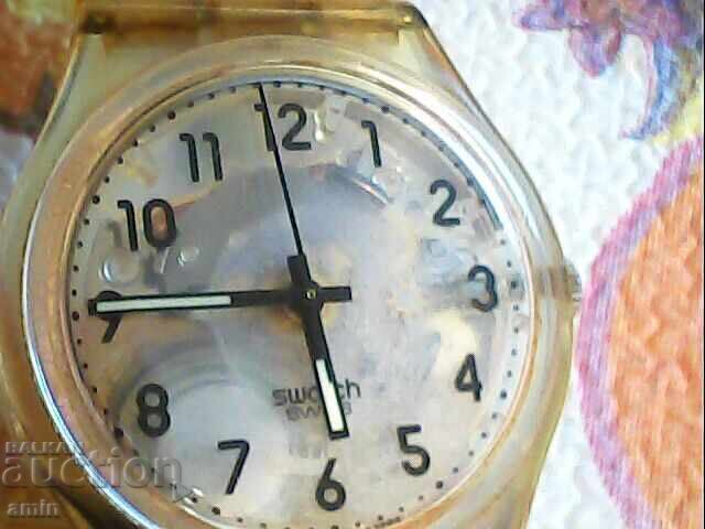 Όμορφο ρολόι Swatch, λειτουργεί άψογα Όμορφο ρολόι Swatch, λειτουργεί άψογα