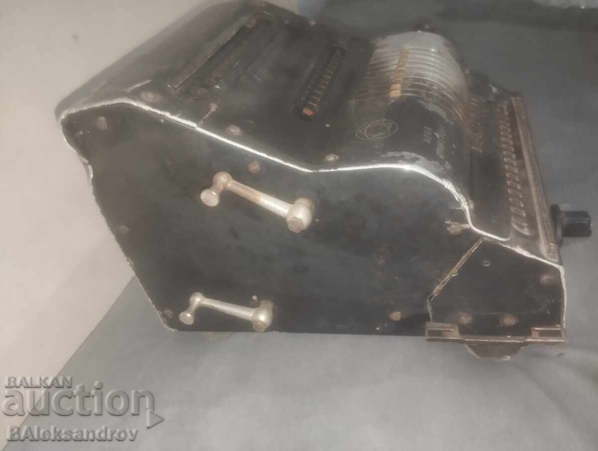 Аукцион Стара рядка сметачна машина Аукцион Стара рядка сметачна машина