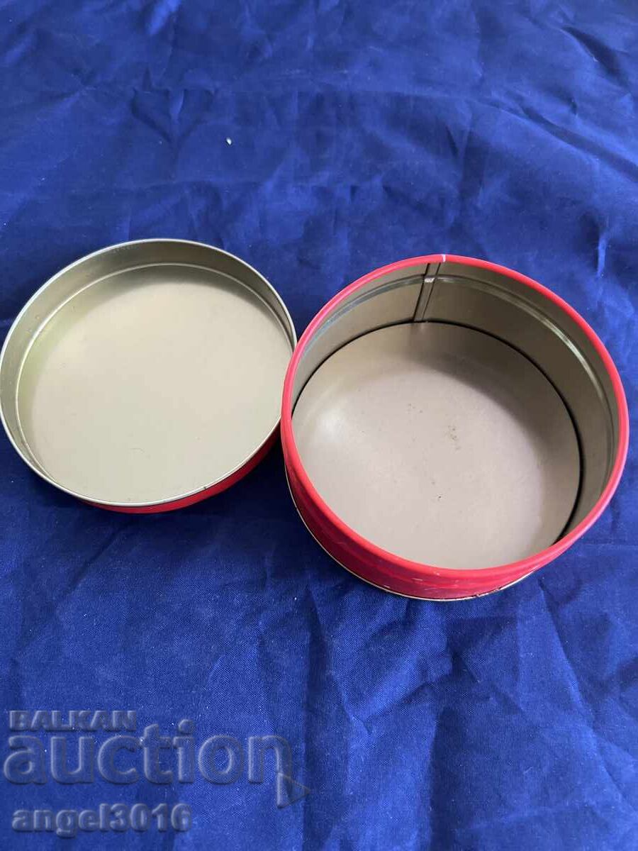 Παράδοση Άδειο παλιό μεταλλικό κουτί Χριστουγέννων για δώρα, γλυκά…