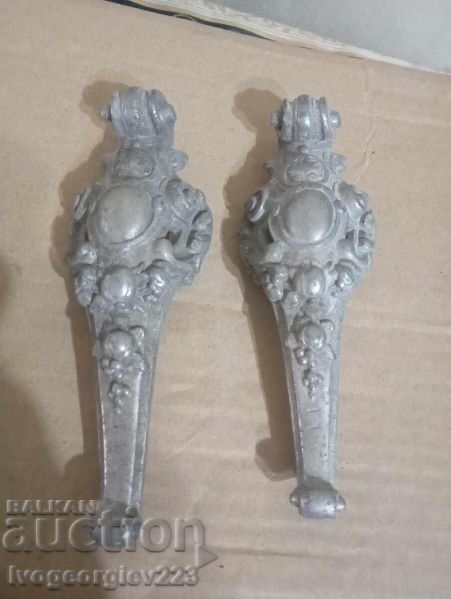 Δύο μπαρόκ στοιχεία, απλικέ