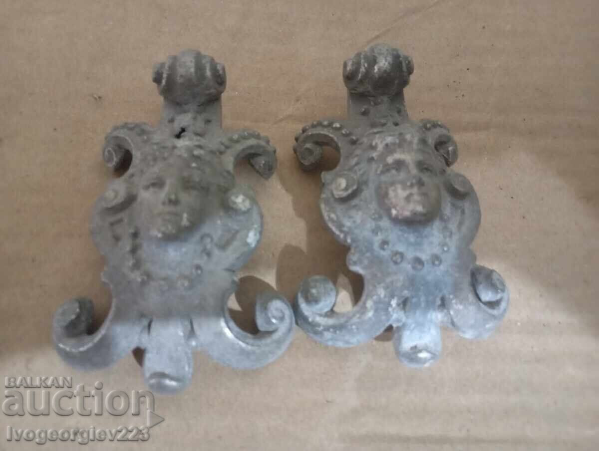 Δύο μπαρόκ στοιχεία, απλικέ