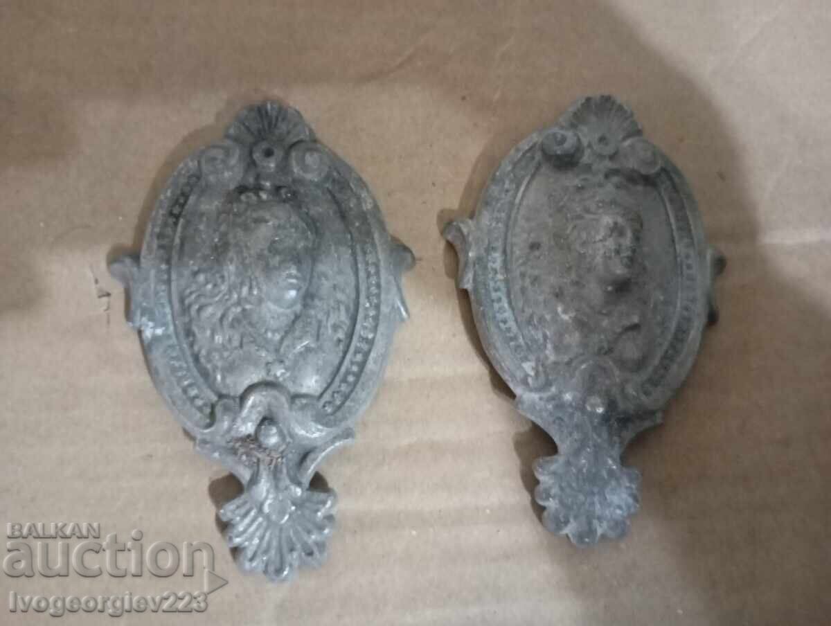 Δύο μπαρόκ στοιχεία, απλικέ