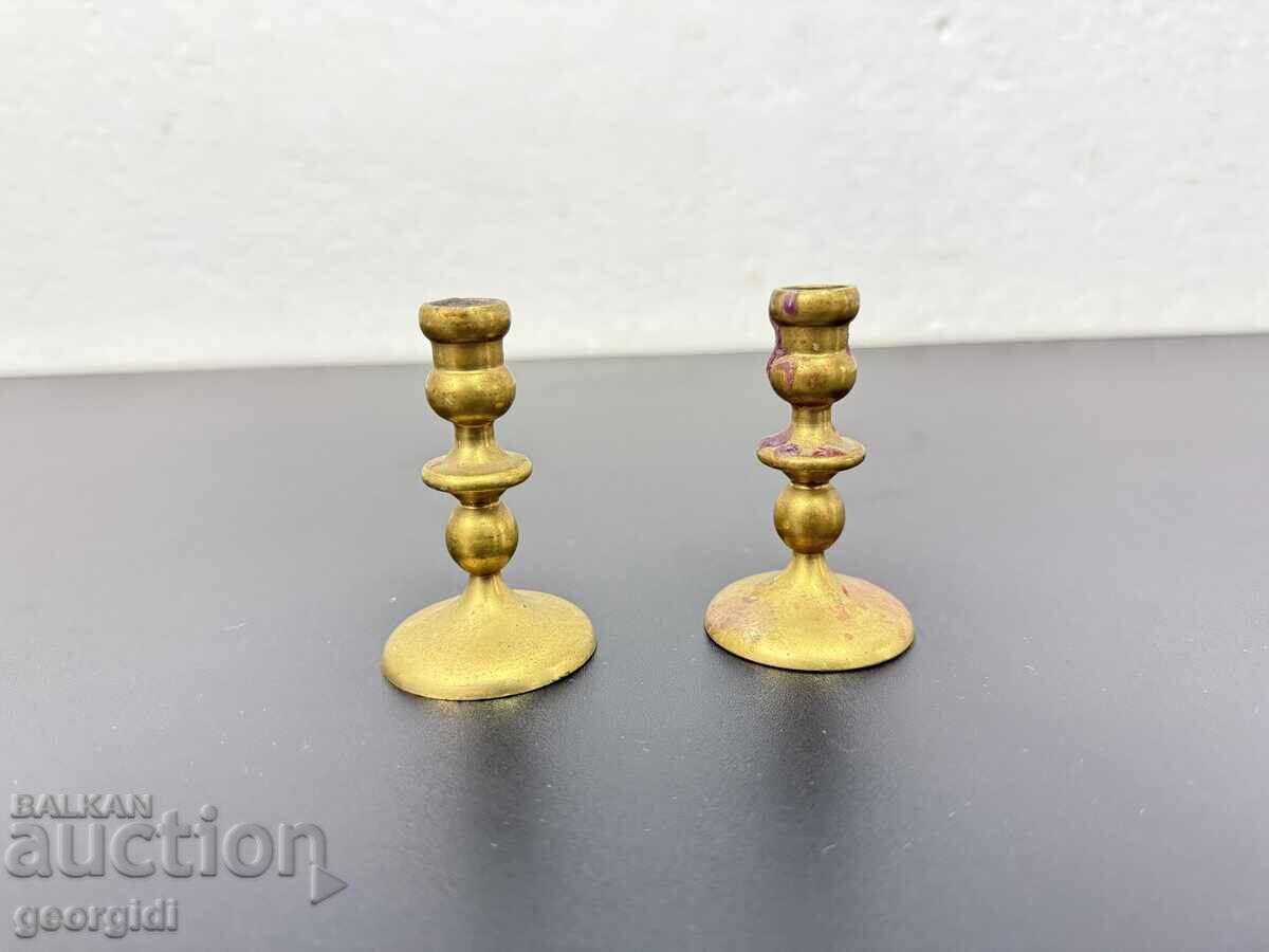 Διπλό ζεύγος χάλκινων μικροσκοπικών κηροπηγίων. Νο. 7695