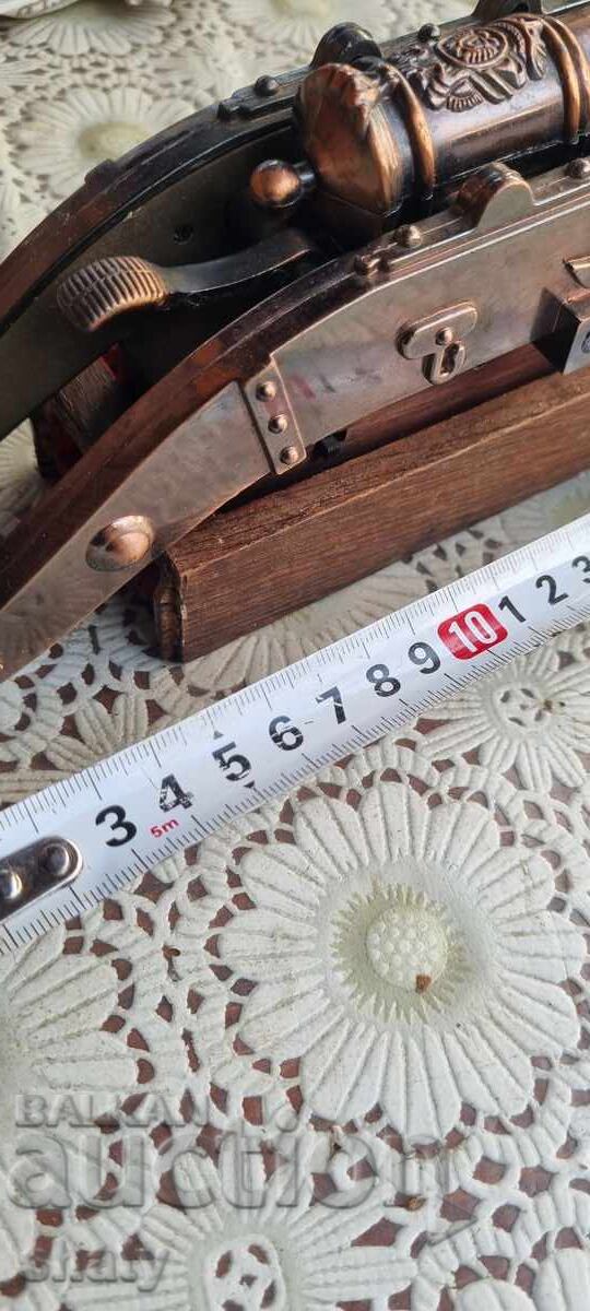 Auction  Cannon lighter