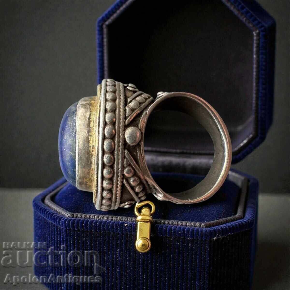 Δημοπρασία Ασημένιο δαχτυλίδι αντίκα με μεγάλο λάπις λάζουλι και επιχρύσωση - BRC Δημοπρασία Ασημένιο δαχτυλίδι αντίκα με μεγάλο λάπις λάζουλι και επιχρύσωση - BRC