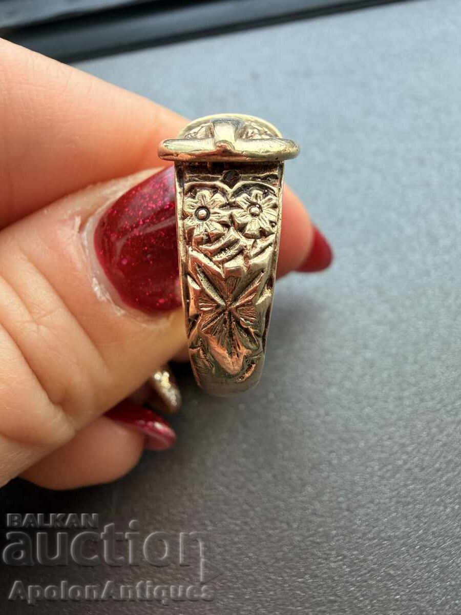 Δημοπρασία Χρυσό αγγλικό δαχτυλίδι σε σχήμα ζώνης Δημοπρασία Χρυσό αγγλικό δαχτυλίδι σε σχήμα ζώνης