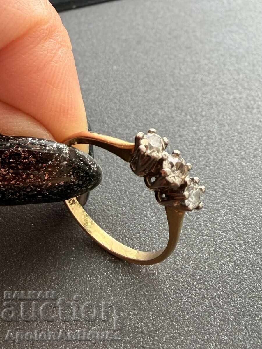 Χρυσό αγγλικό δαχτυλίδι με τρία διαμάντια σε πλατινένια βάση με τιμή 1200.00 BGN | € 613.55