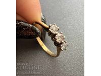 Inel de aur englezesc cu trei diamante în montură de platină