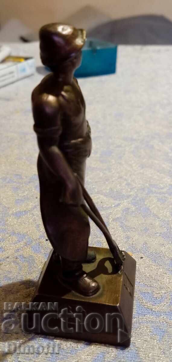 Figurină masivă de bronz, sculptură turnată cu preț € 25.00 | 48.90 BGN Figurină masivă de bronz, sculptură turnată cu preț € 25.00 | 48.90 BGN