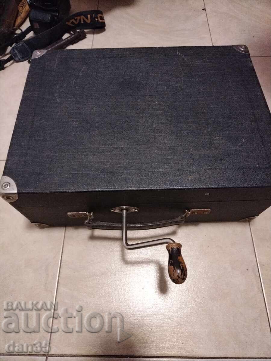 OLD GRAMOPHONE WITH HAND CRANK WORKING OLD GRAMOPHONE WITH HAND CRANK WORKING