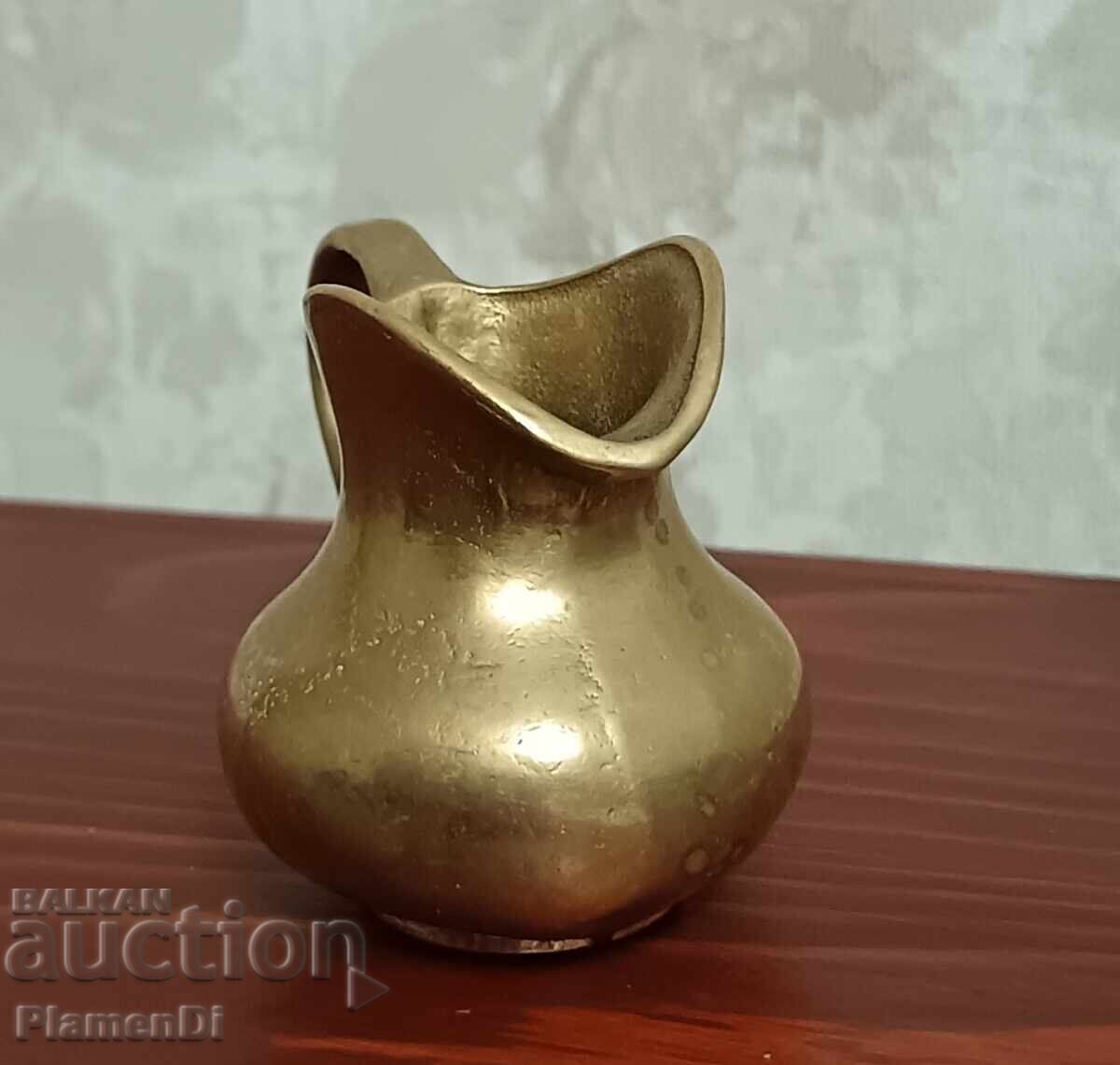 Доставка на Малка бронзова кана, каничка. Доставка на Малка бронзова кана, каничка.