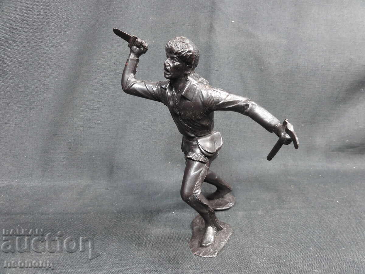 VECHE FIGURINĂ RETRO SOVIETICĂ DIN PLASTIC TRAPER cu preț 20.00 BGN | € 10.23