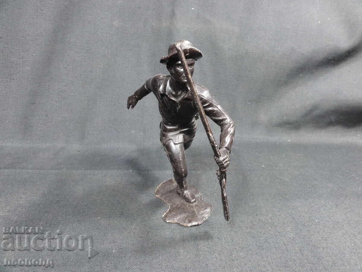 VECHE FIGURINĂ RETRO SOVIETICĂ DIN PLASTIC TRAPER cu preț 20.00 BGN | € 10.23