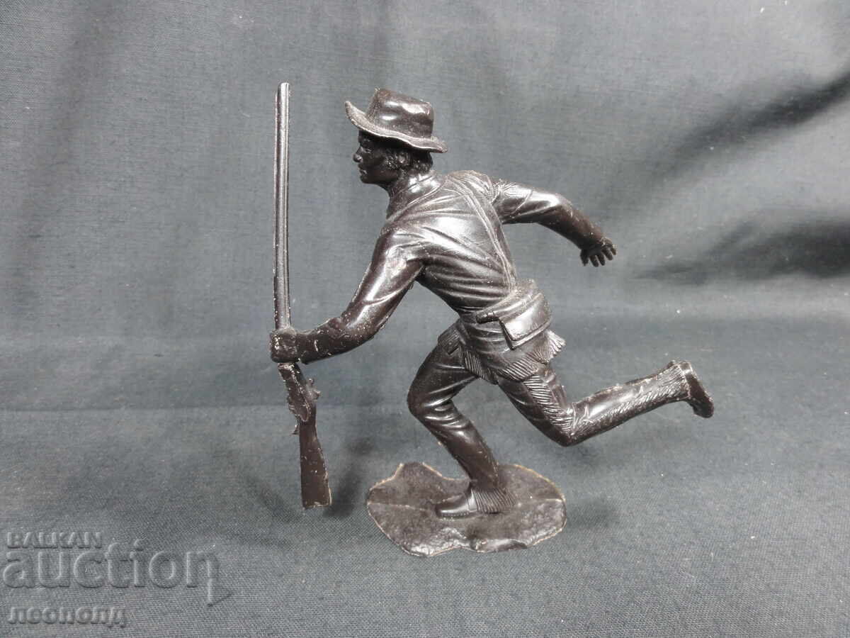 Licitație VECHE FIGURINĂ RETRO SOVIETICĂ DIN PLASTIC TRAPER