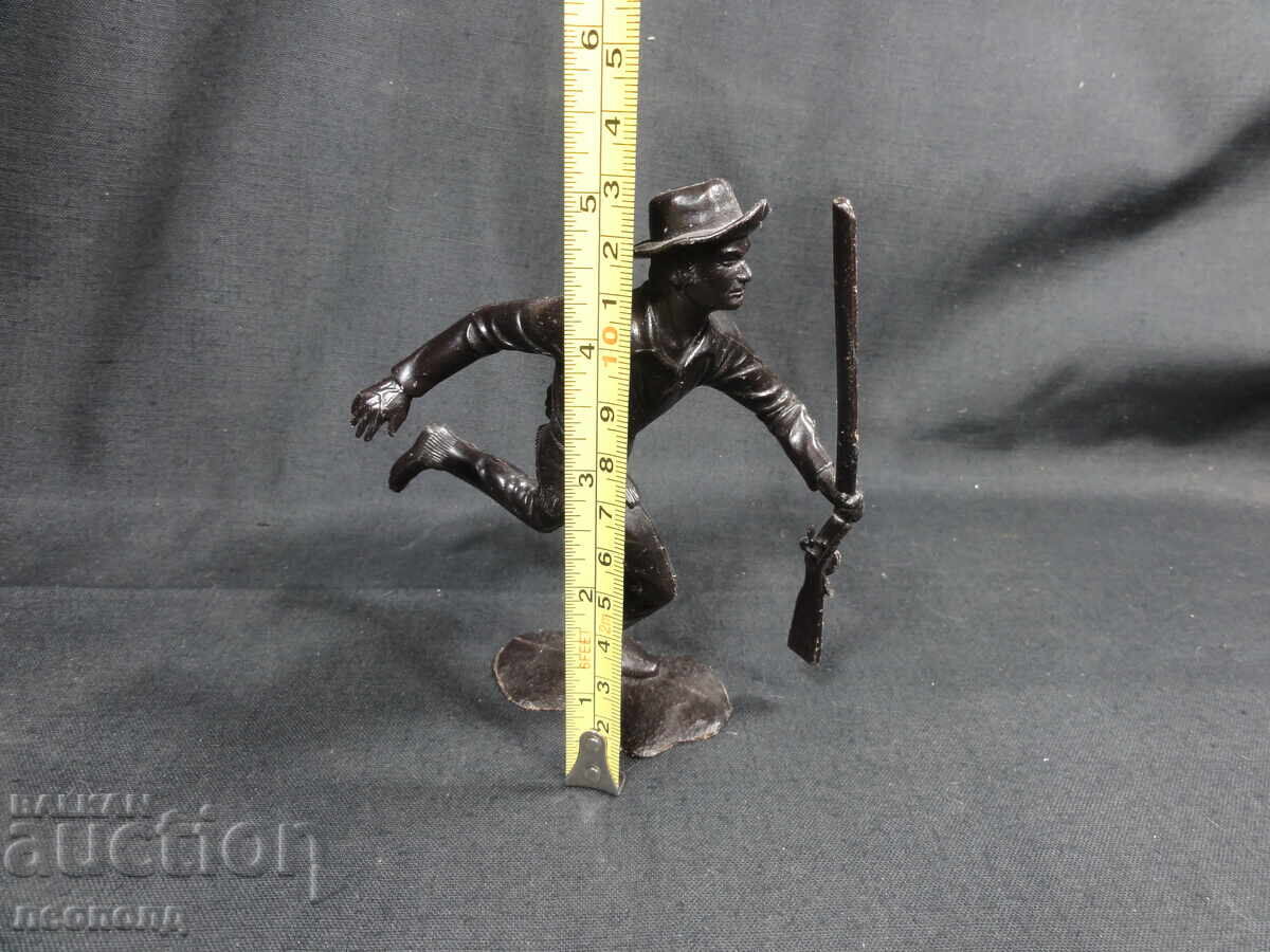 VECHE FIGURINĂ RETRO SOVIETICĂ DIN PLASTIC TRAPER - 6