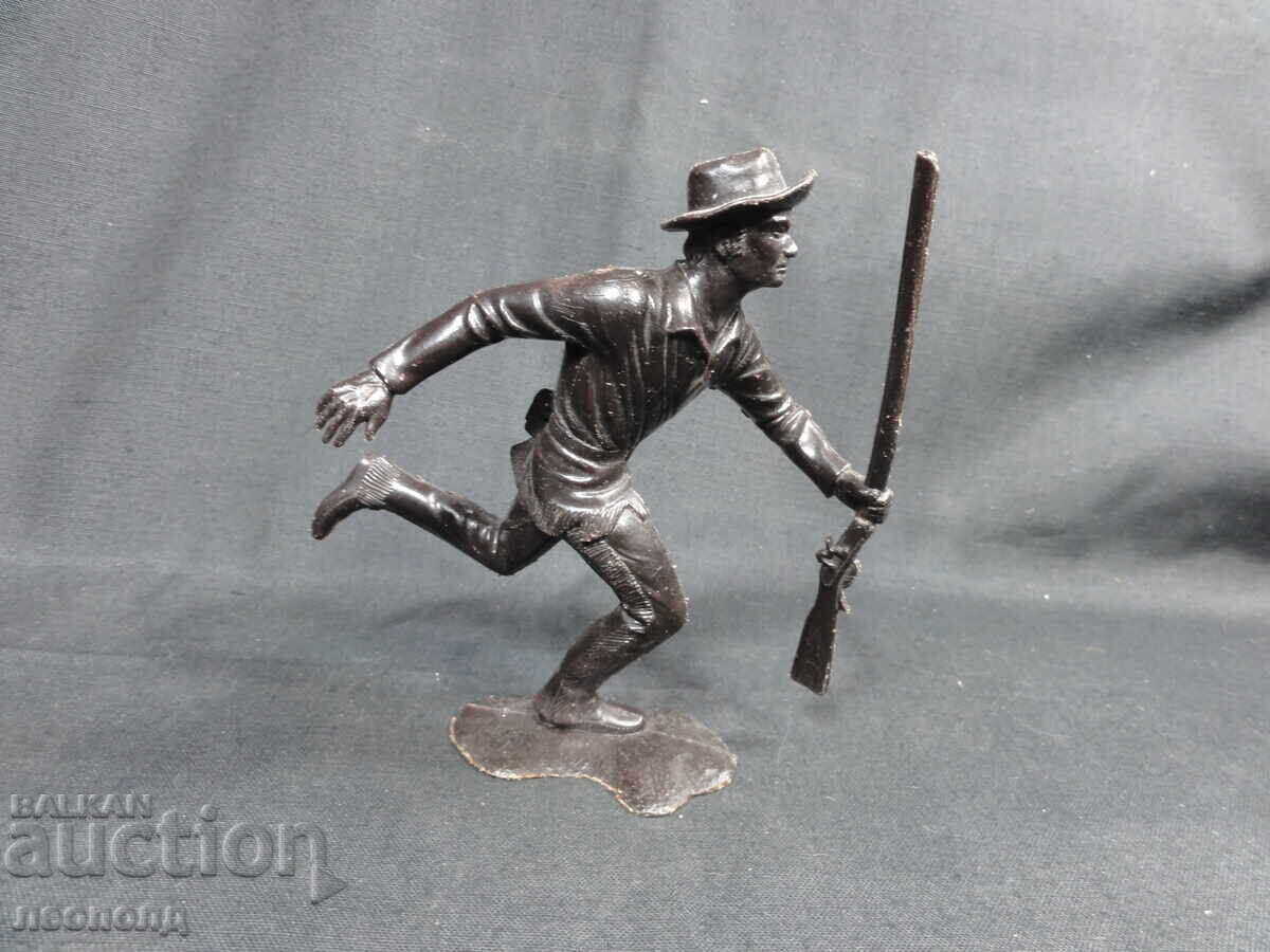 VECHE FIGURINĂ RETRO SOVIETICĂ DIN PLASTIC TRAPER