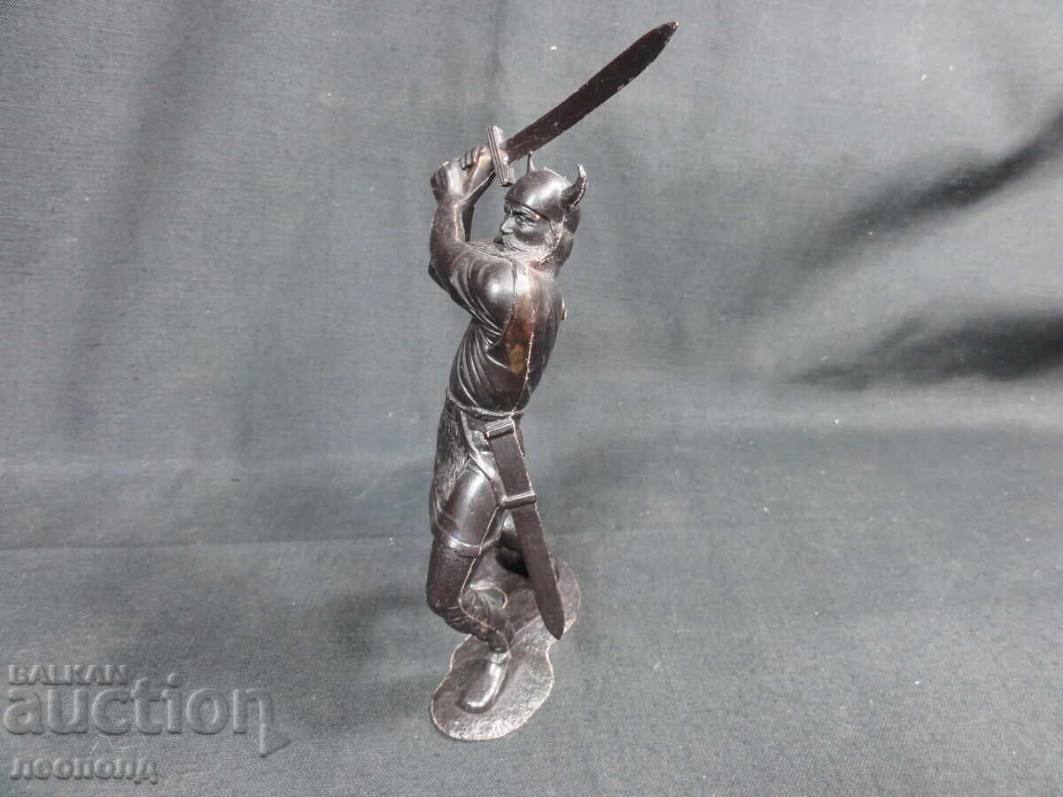 VECHE FIGURINĂ RETRO SOVIETICĂ DIN PLASTIC VIKING cu preț 20.00 BGN | € 10.23